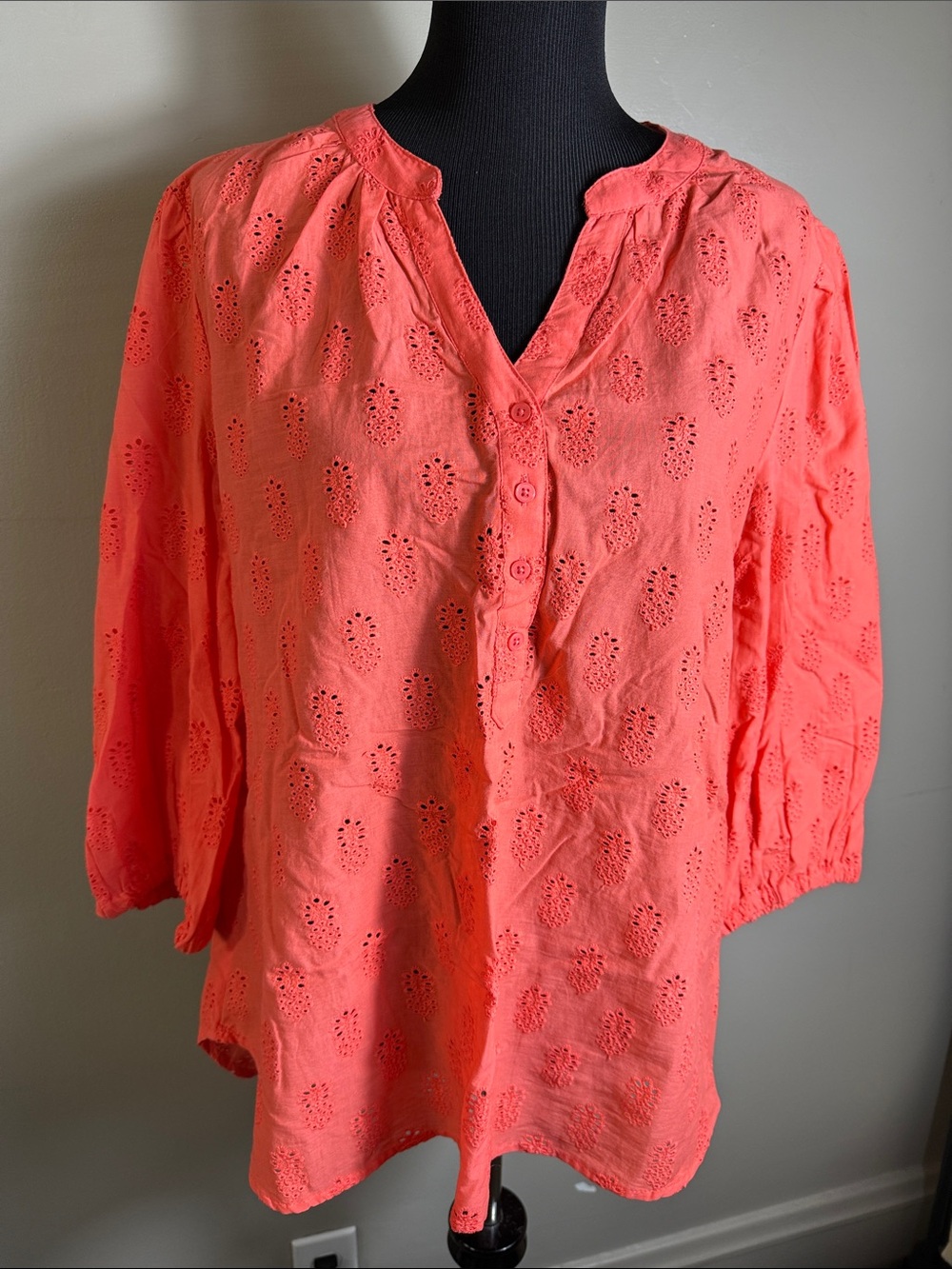 Mira Eyelet Button-Front Women’s Top in Coral Sz L